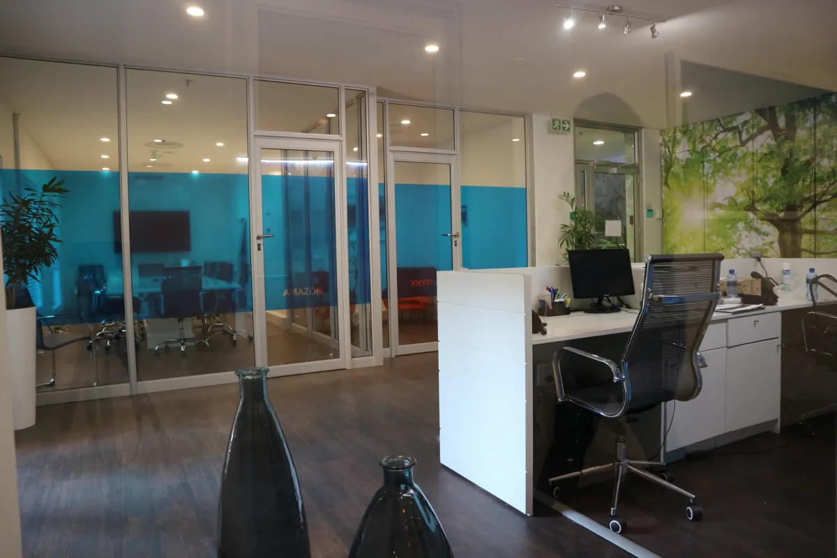 Glass office partitions and workstations